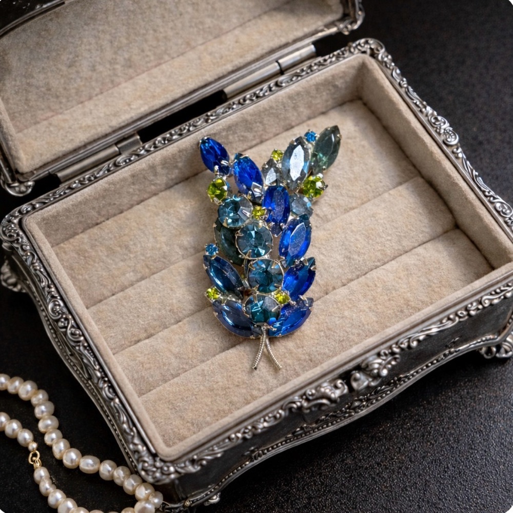 JULIANA D&E Verified, Vintage 1960s Rhinestone Dimensional Abstract Leaf Brooch